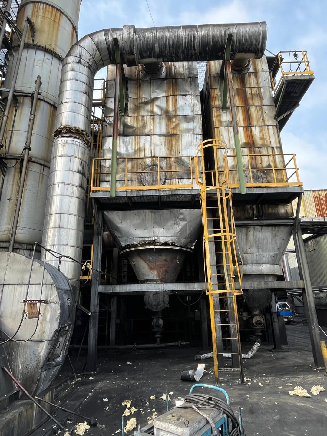 高雄工廠外牆與管線周邊鷹架搭設