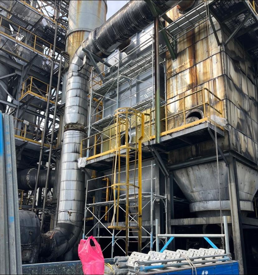 高雄工廠外牆與管線周邊鷹架搭設