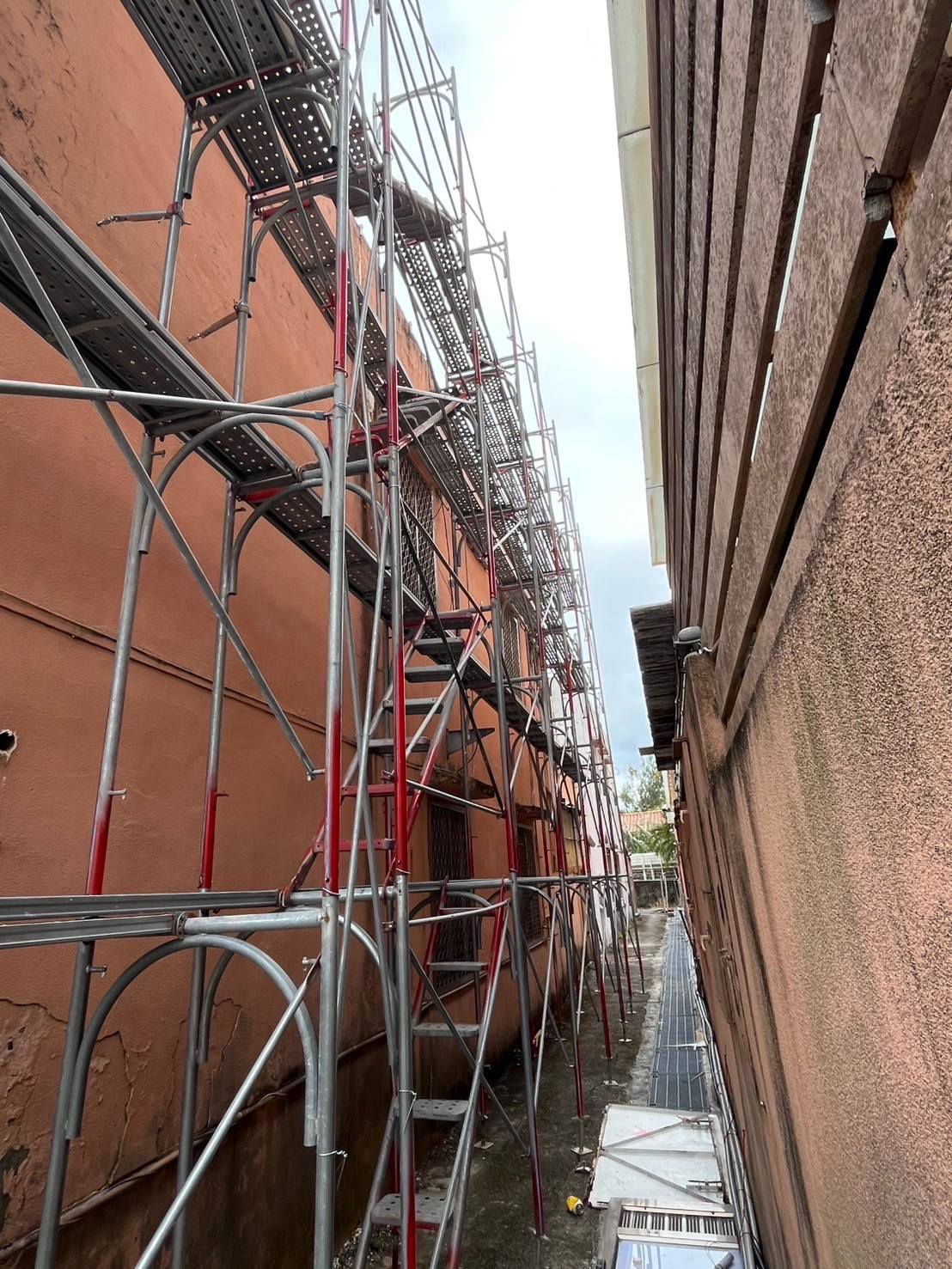 高雄老屋側邊外牆鷹架搭設